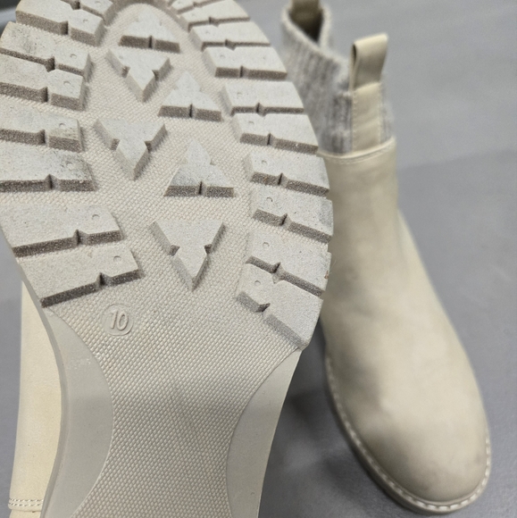 B-52 Bullboxer Women’s Beige Leather Ankle Lug Boots - Picture 5 of 5